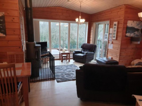 Luxury Peak District lodge, hot tub, log burner, nr lake